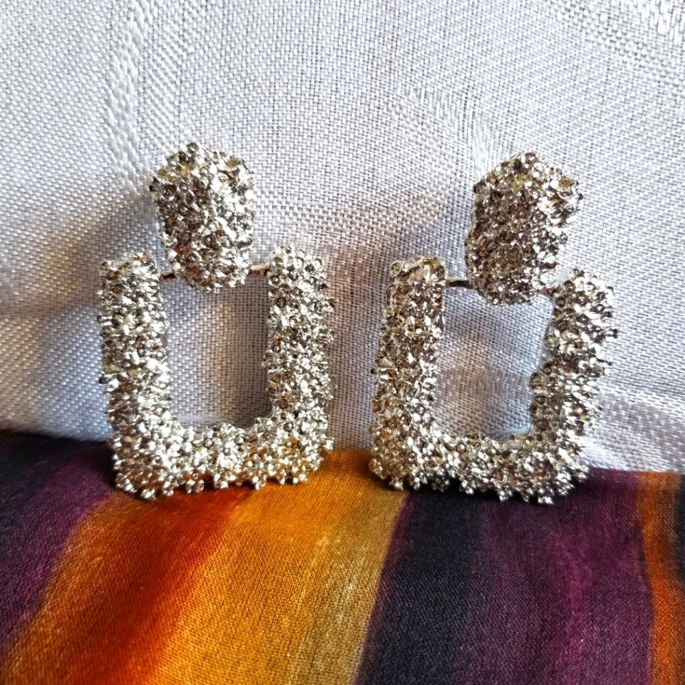 Elegant Silvertone Textured Chunky Square Dangling Clip On Earrings